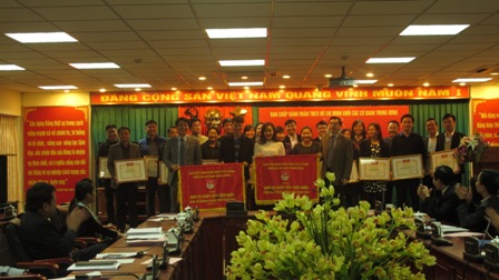 Đ/c Lê Mạnh Hùng trao cờ đơn vị xuất sắc công tác đoàn và phong trào thanh niên năm 2014  cho Đoàn Đài Truyền hình Việt Nam và Đoàn khối cơ quan Trung ương Đoàn